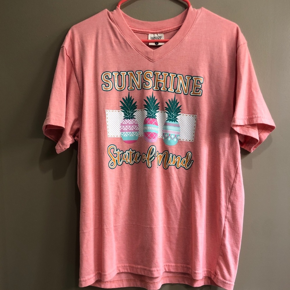 Jadelynn Brooke Vneck T-shirt size M